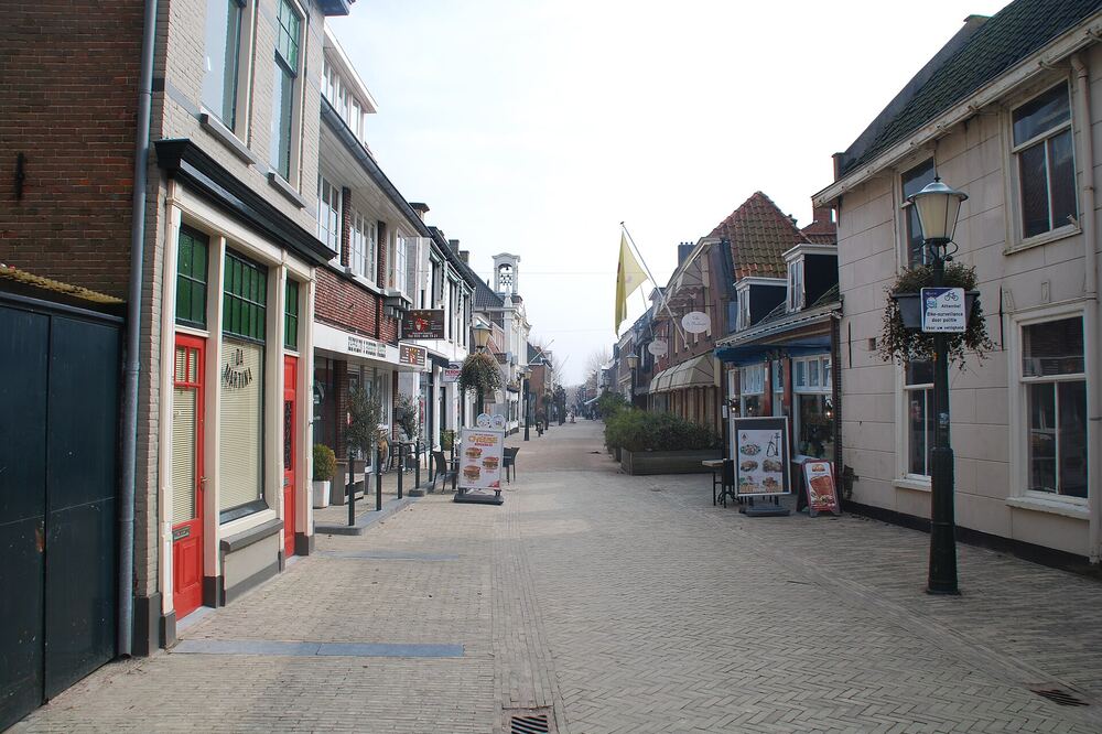 De Langstraat in Wassenaar met winkels en oude gevels aan beide zijden van de straat